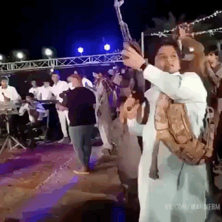 印度三哥在婚礼上鸣枪庆祝，结果却走火把新郎父亲当场爆头…