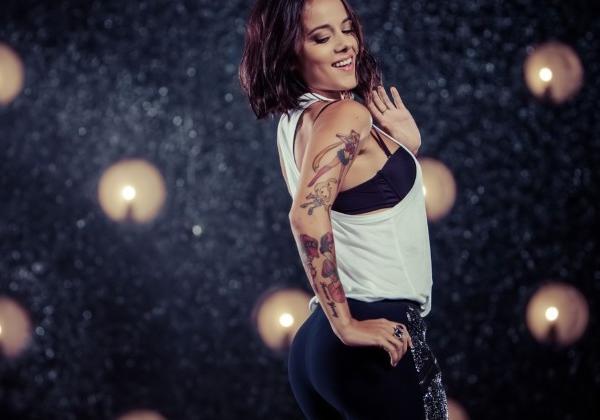 It is called the benchmark of beauty.French singer Alyssa's current ...