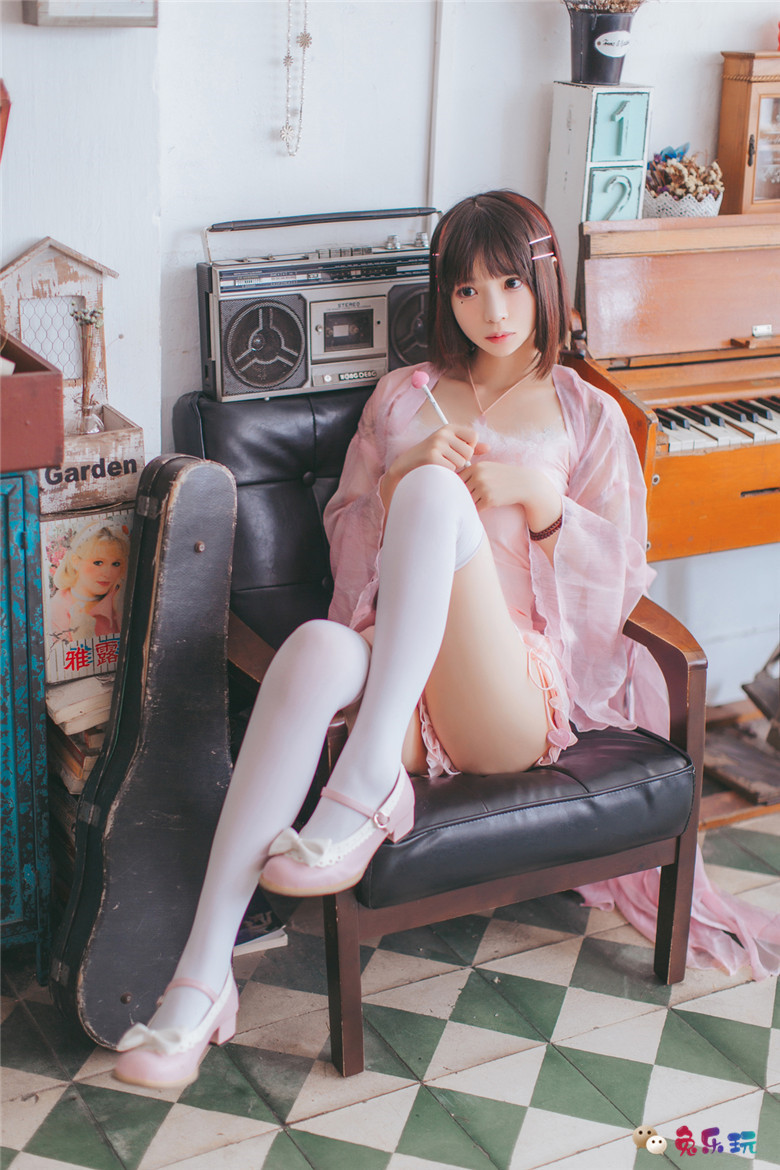 甜美少女的粉色睡衣