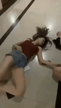 美女同事GIF动图：新来的女同事请我吃大大大餐！