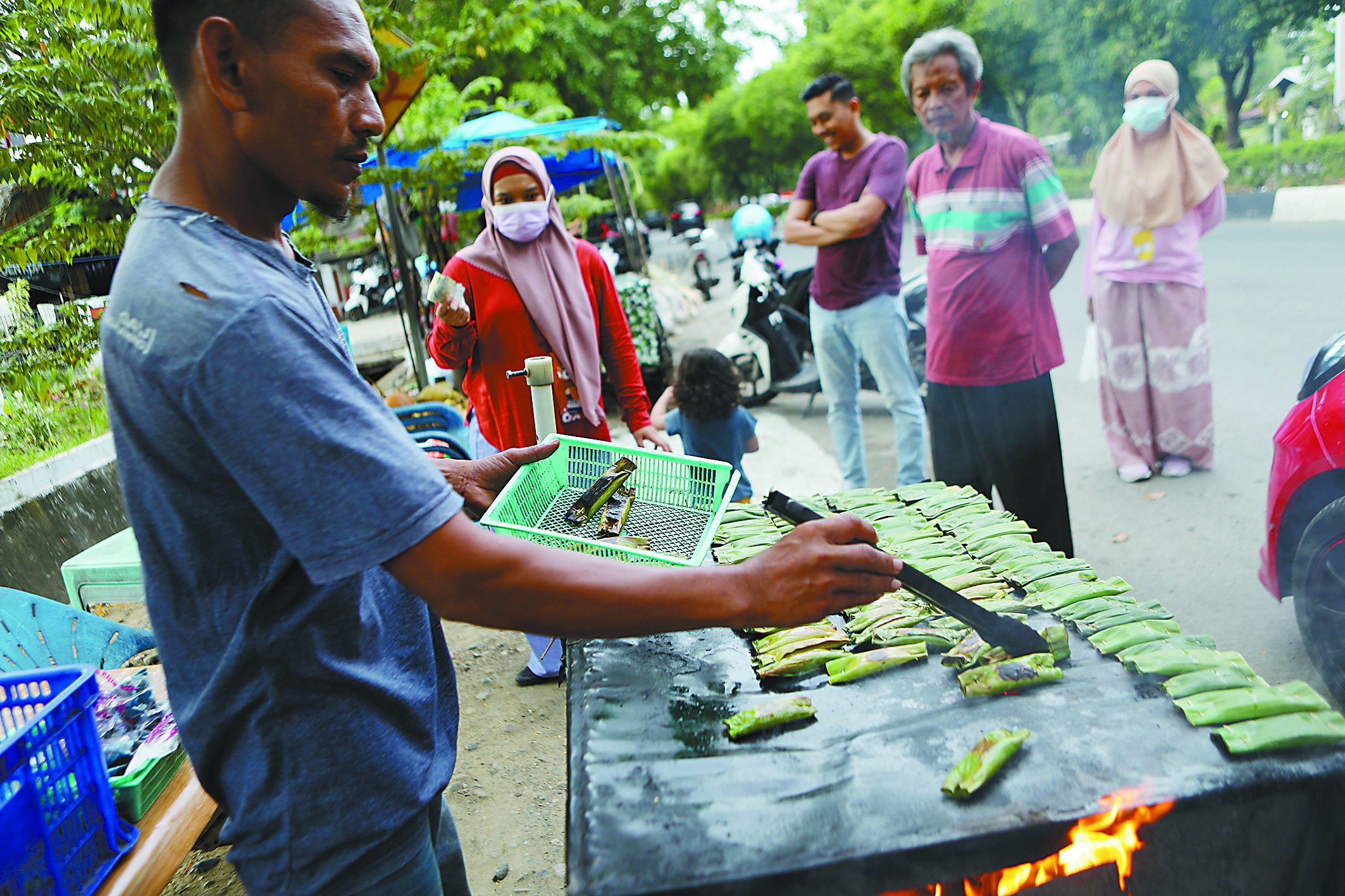 Grilled glutinous rice rolls, Indonesian national snack - iNEWS