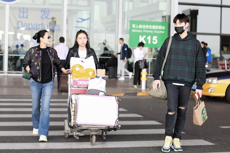 Chen Feiyu and his mother Chen Hong are walking together. The mother ...