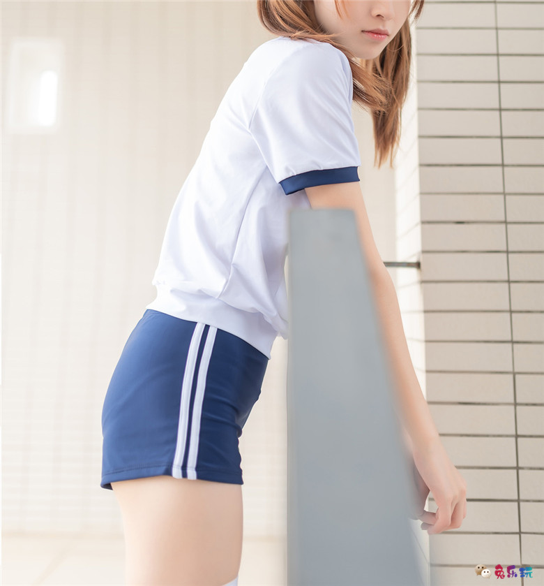 教室走廊的体操服少女