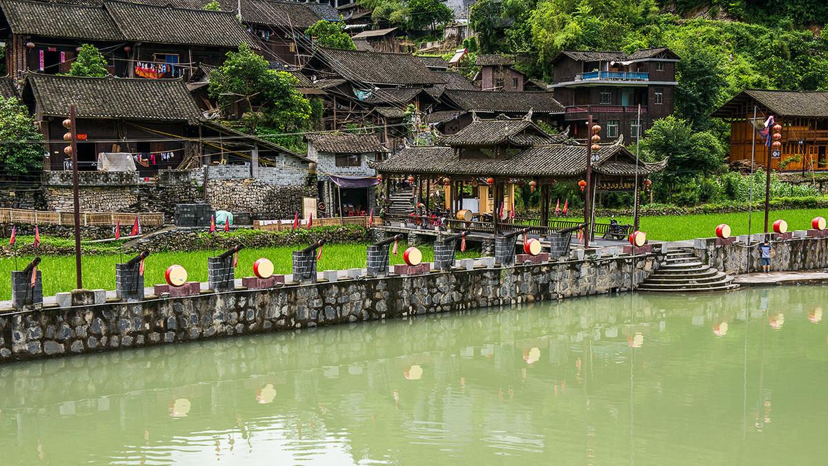 A place of the Mo Rong Miao people, leaving the green silk tiled house ...