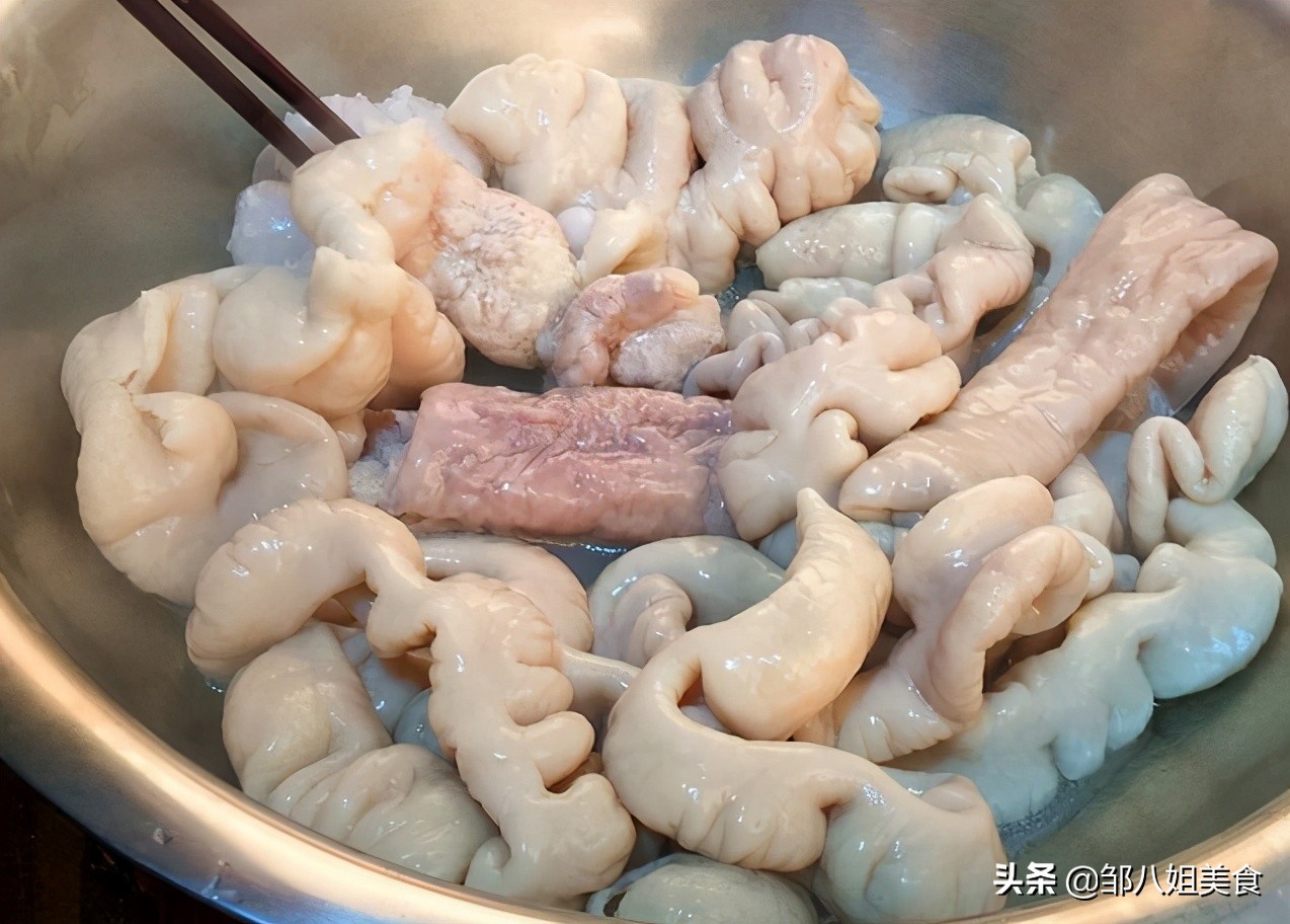 Clean the pig intestines with a clever trick. It is clean and has no