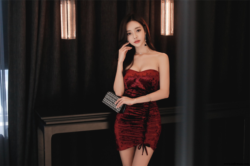 孙允珠丨娇黛樱桃香槟雅韵亮绒抹胸裙