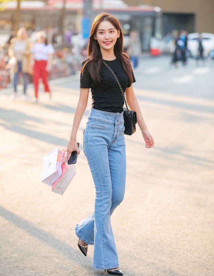 The skinny jeans are comfortable and intimate, especially attracting