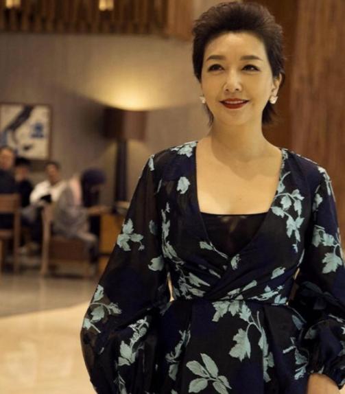 53-year-old Jiang Shan finally figured it out. She showed her figure in ...