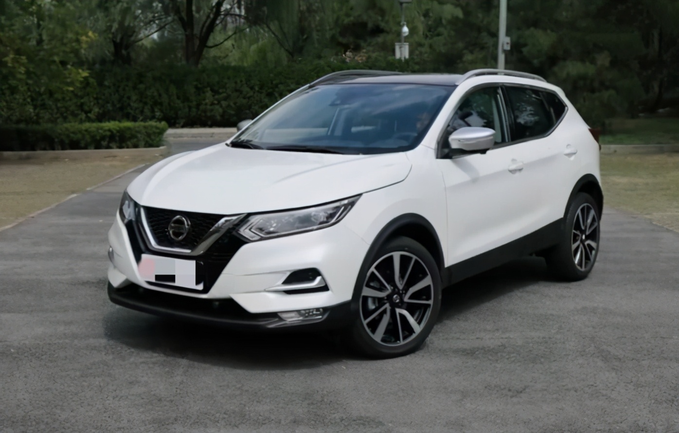 The Nissan Qashqai is equipped with 2.0L power and the Ministry of