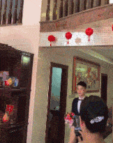 搞笑动图图片：这是什么玩意，生化危机一样！