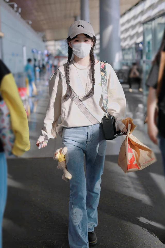 Xu Mengjie appeared at the airport, and his photos were so beautiful ...