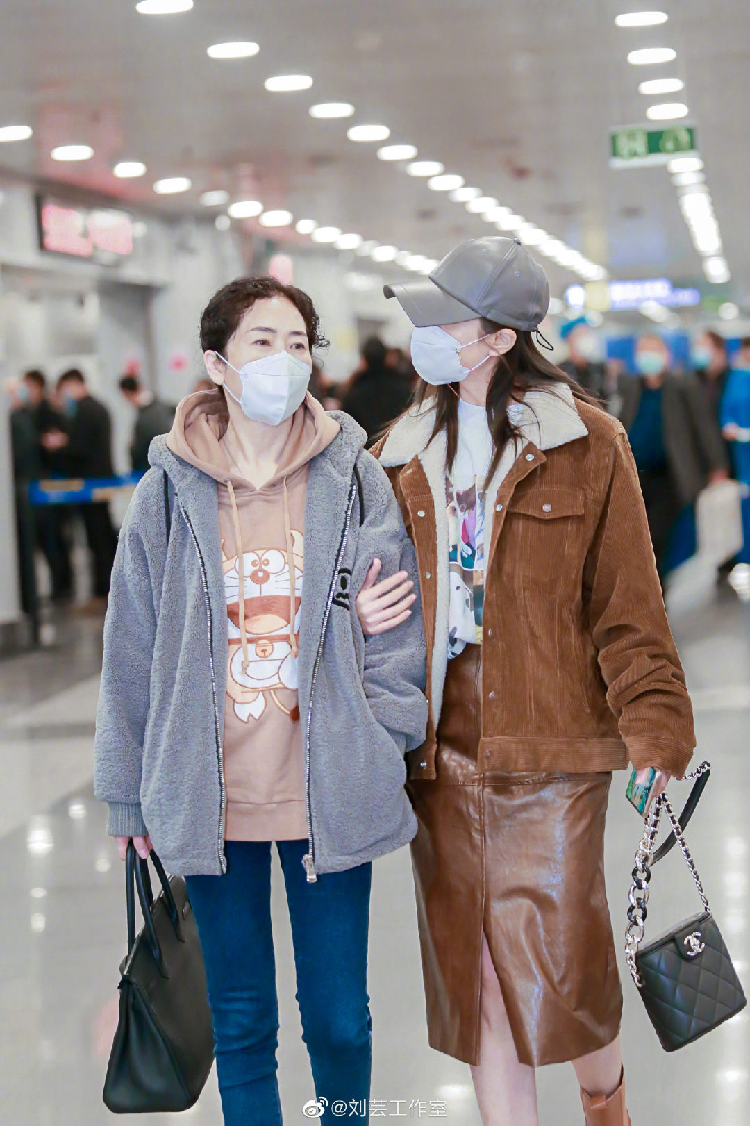 Liu Yu female walking airport, 62-year-old mother dressed up the trend ...