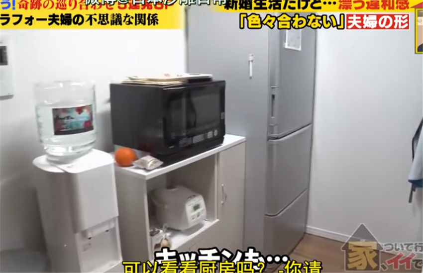 Husband and wife live in a 36squaremeter apartment, cook and sleep
