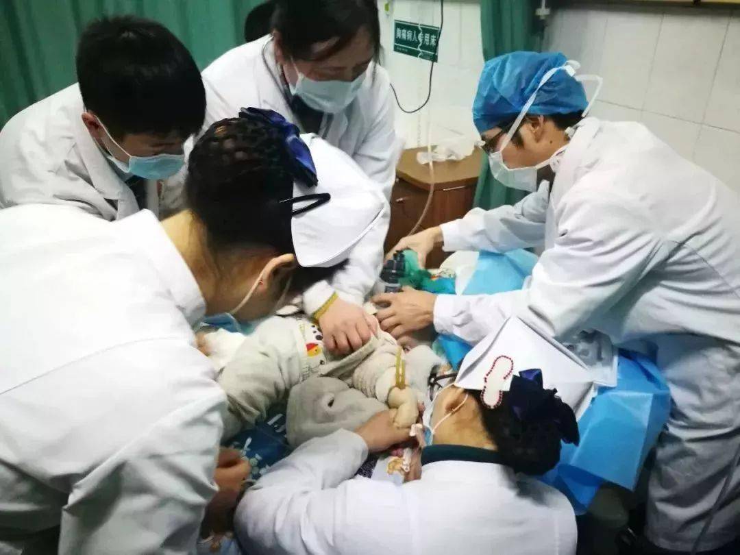 After the baby chokes milk, these first aid actions may save lives at