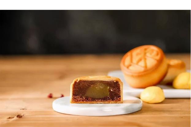 Pastry chef: Mid-Autumn Festival is here. I make mooncakes at home. The ...