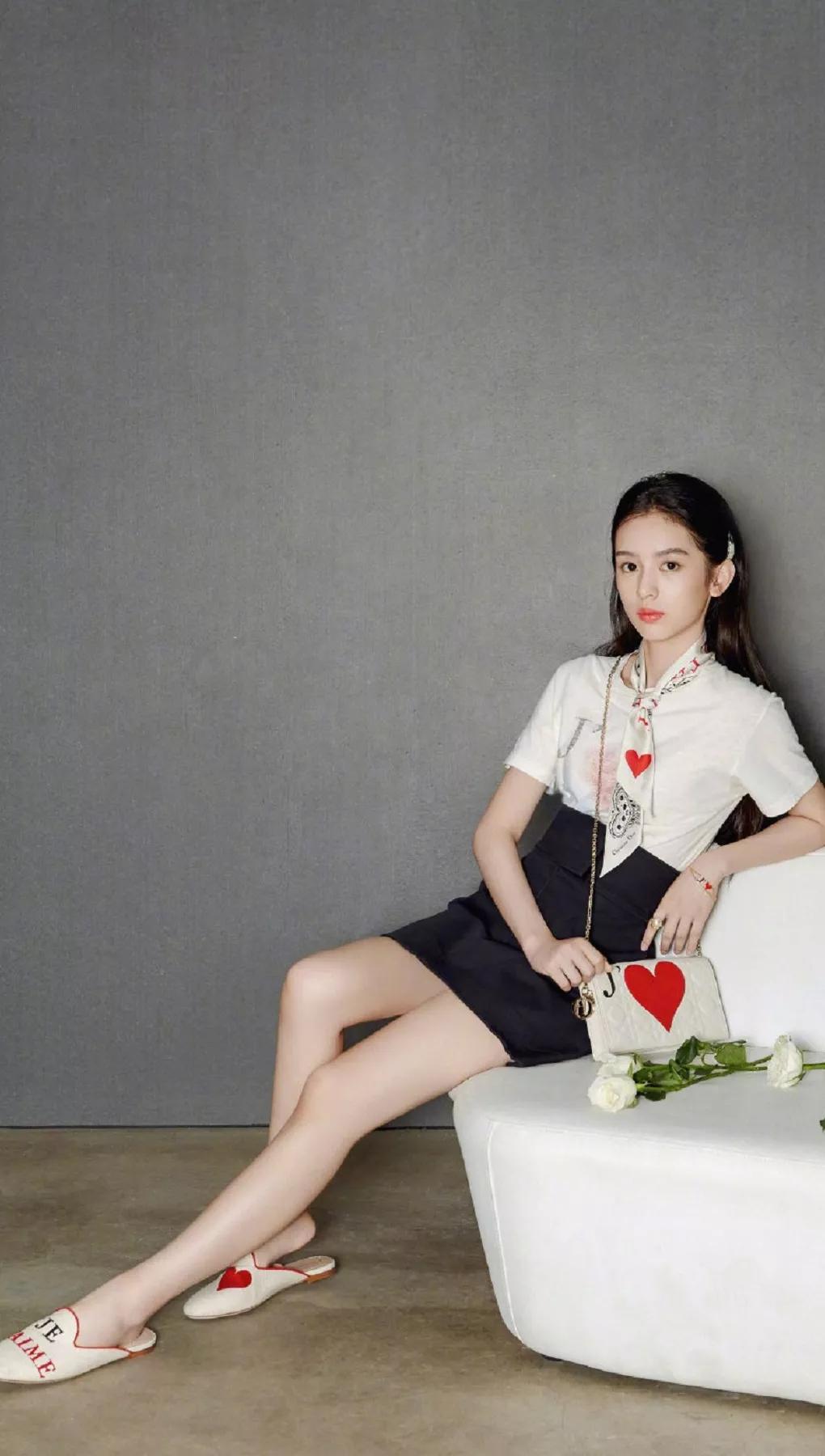First love Zhou Ye, beautiful long legs, youthful and agile - iNEWS