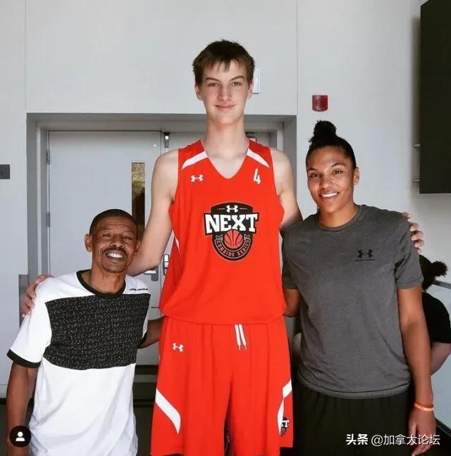 incredible!The 15-year-old Canadian is 226.9cm tall!Set Guinness World ...