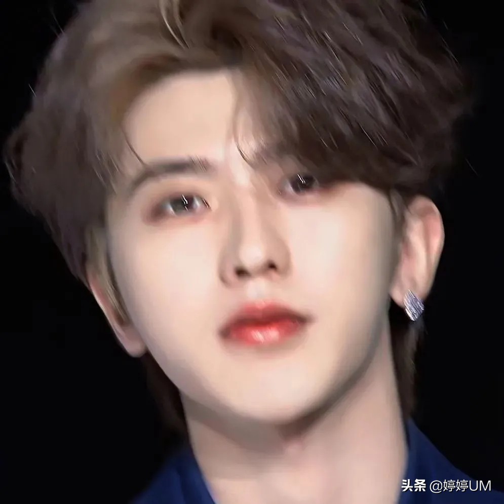 Cai Xukun, sexy and charming, beautiful appearance, perfect body ...