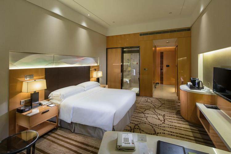 Why do the beds in luxury hotels such as Hilton, Marriott, and
