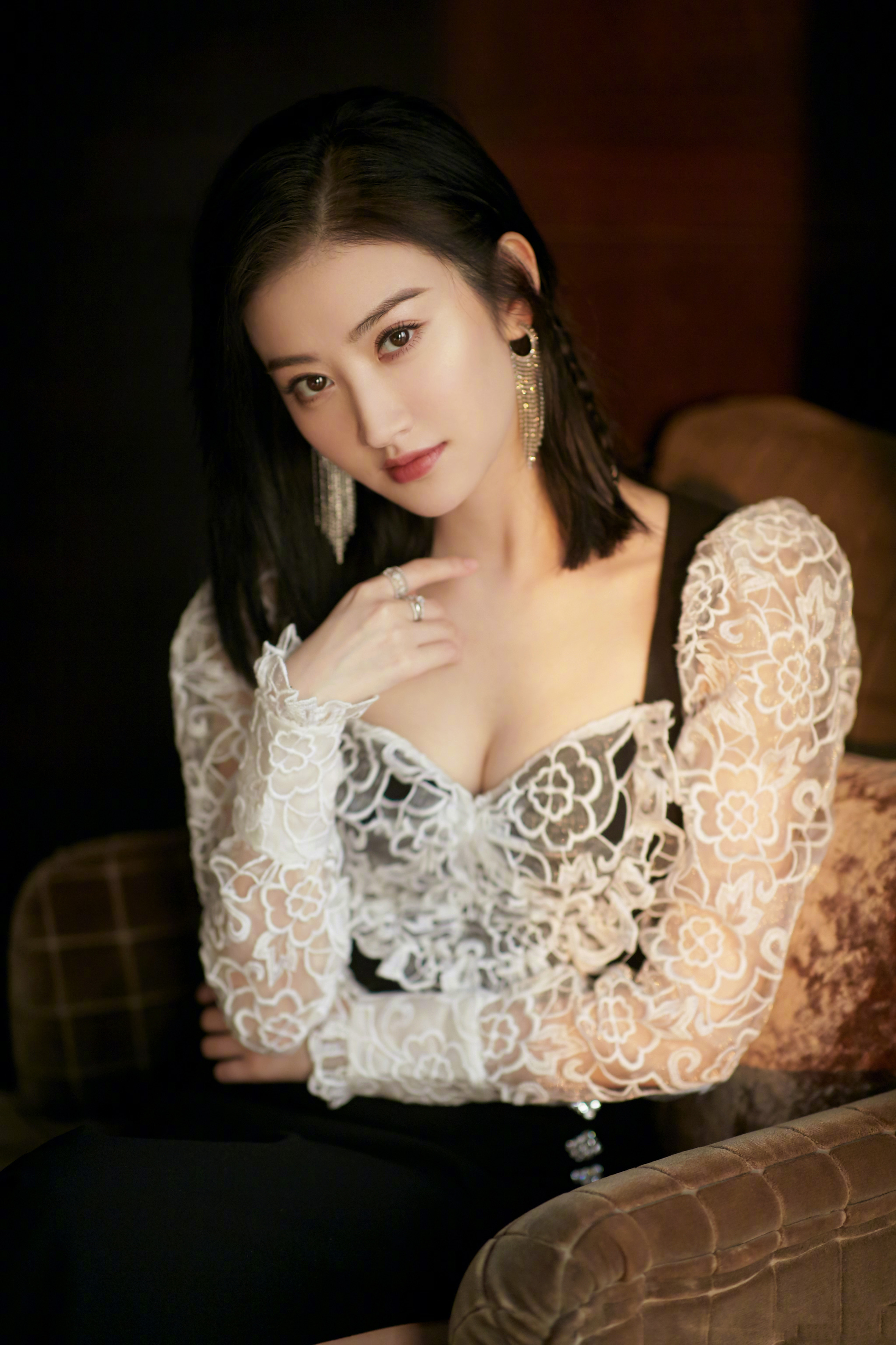 Jing Tian is really high profile. She wears a black dress and shows her long legs. She turns out