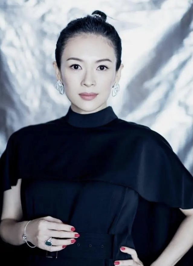 Zhang Ziyi was really good at playing when she was young. She wore a ...