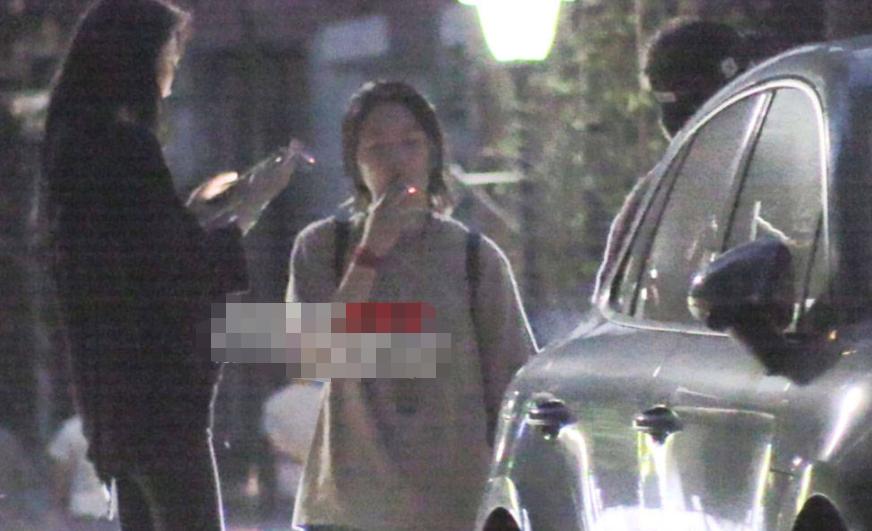 Faye Wong's daughter Dou Jingtong was filmed smoking on the street, she ...