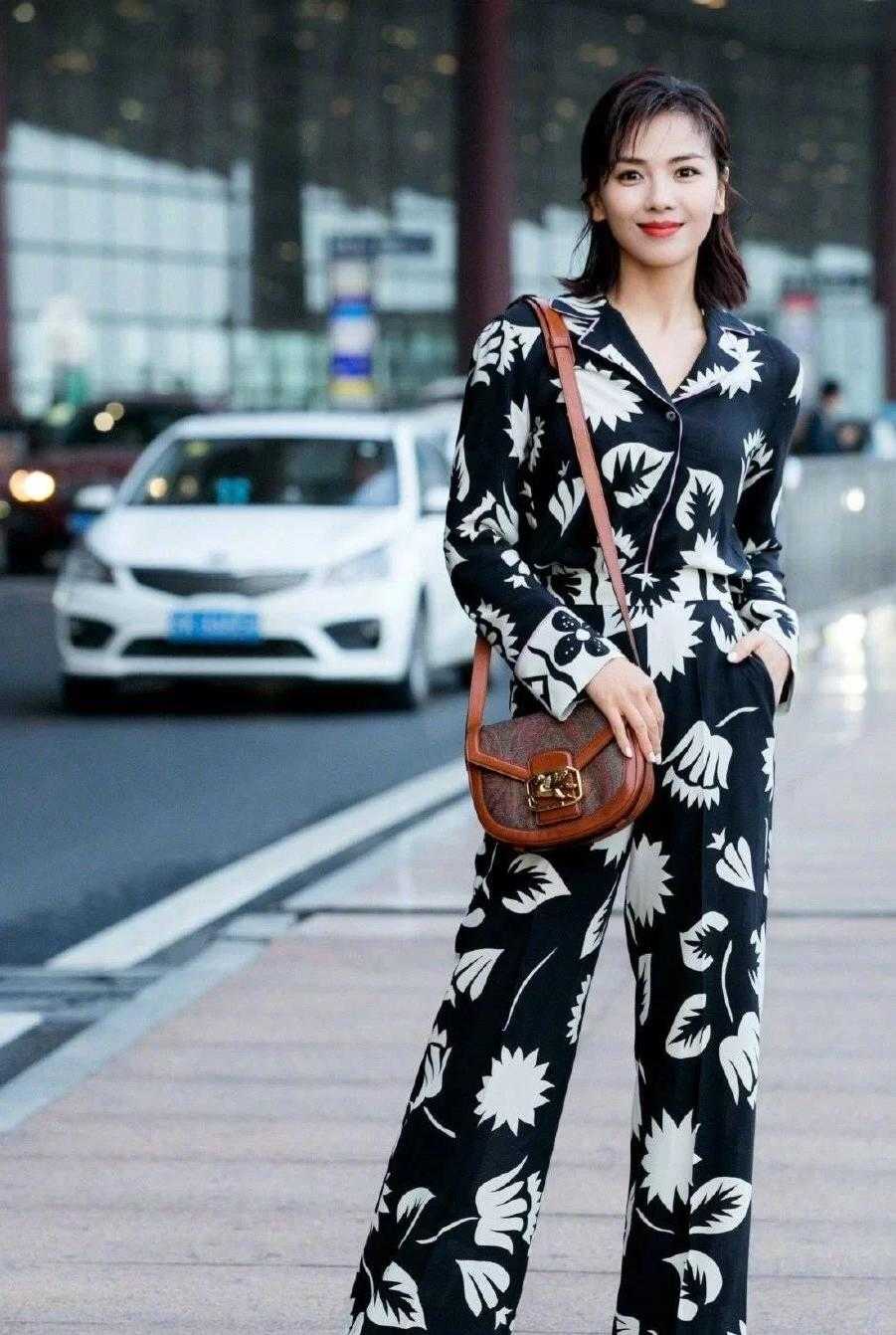 Liu Tao wore his pajamas again. The pajamastyle shirt and wideleg