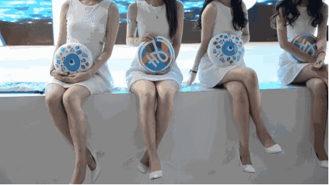身材爆炸的美女动图：瑜伽球还能这样玩啊！