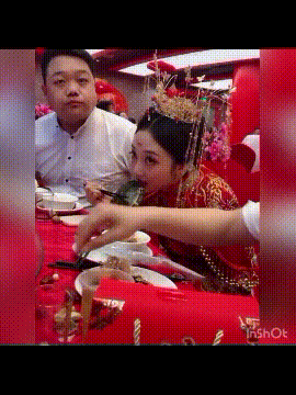 大美女GIF图片：大得很突然，大得很实在啊！