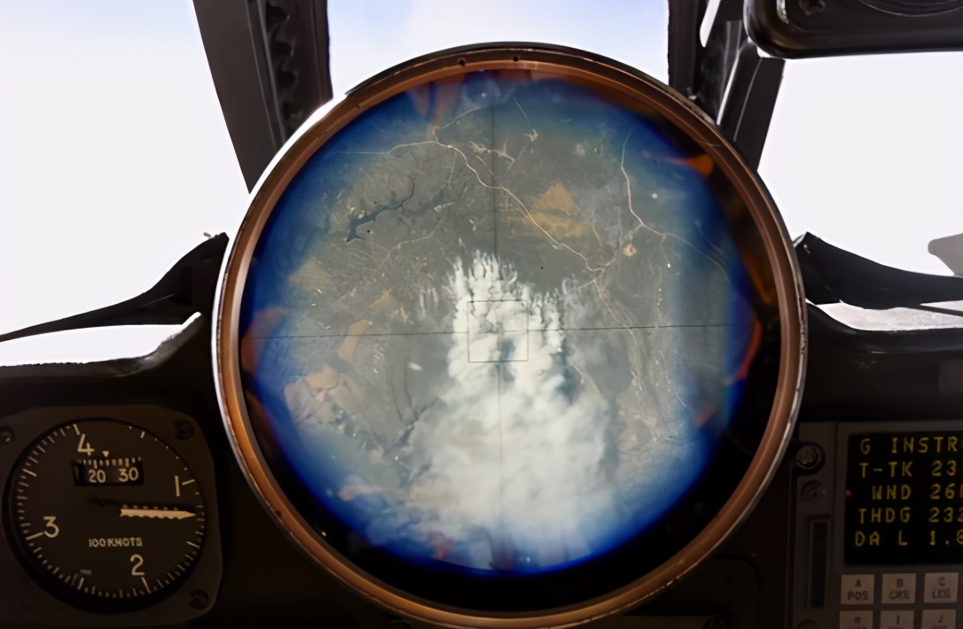 What can the U2 camera at an altitude of 21,000 meters capture? See