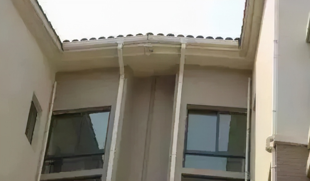 What is the difference between siphon drainage and gravity drainage