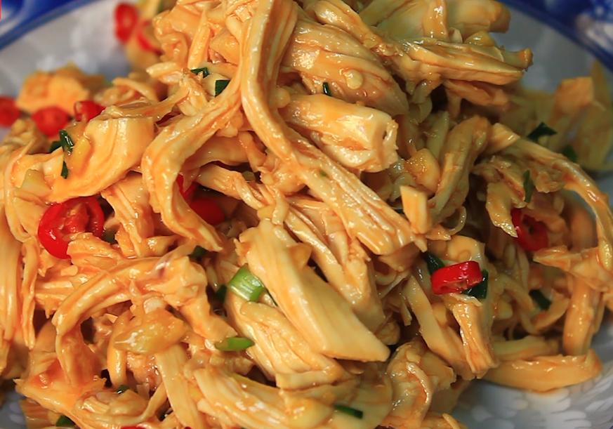 When chicken is blanched, do not use cooking wine, use "Chicken Three