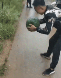 爆笑的GIF图片：你看我的眼神，像是服气的样子吗？