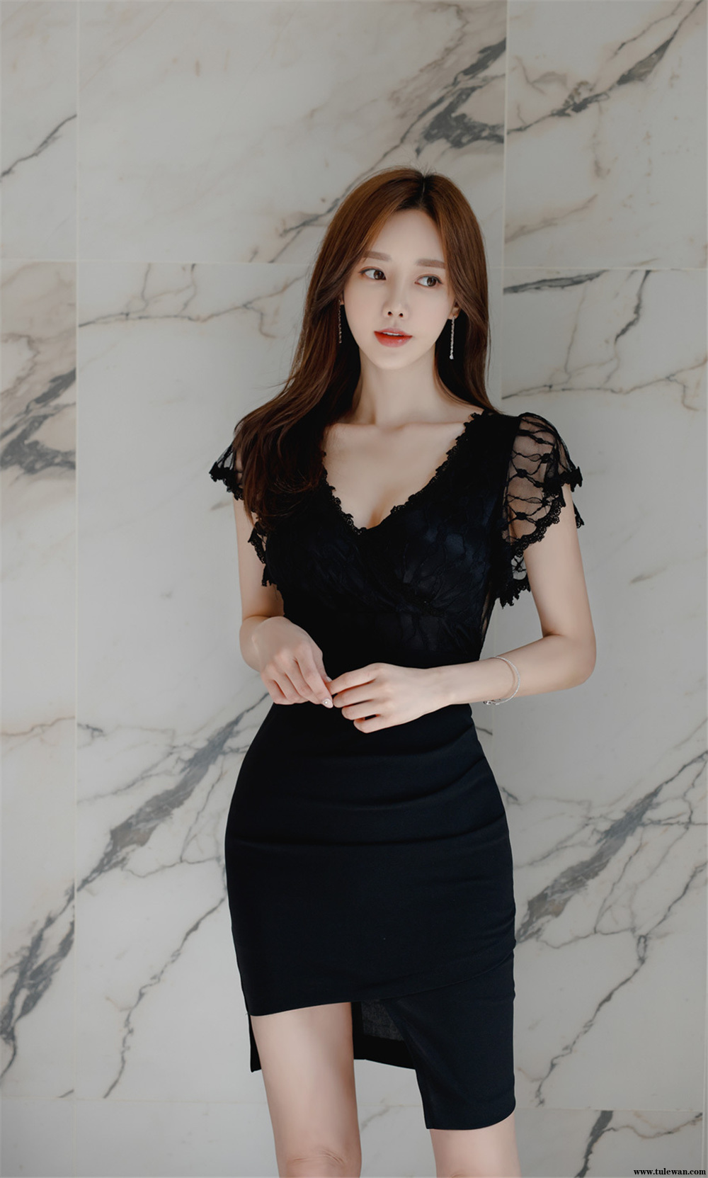 孙允珠丨花墨氤氲复古刺绣波浪包臀裙