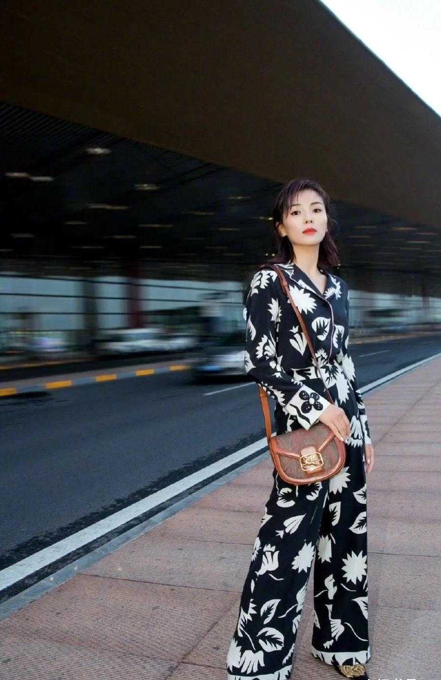 Liu Tao wore his pajamas again. The pajamastyle shirt and wideleg