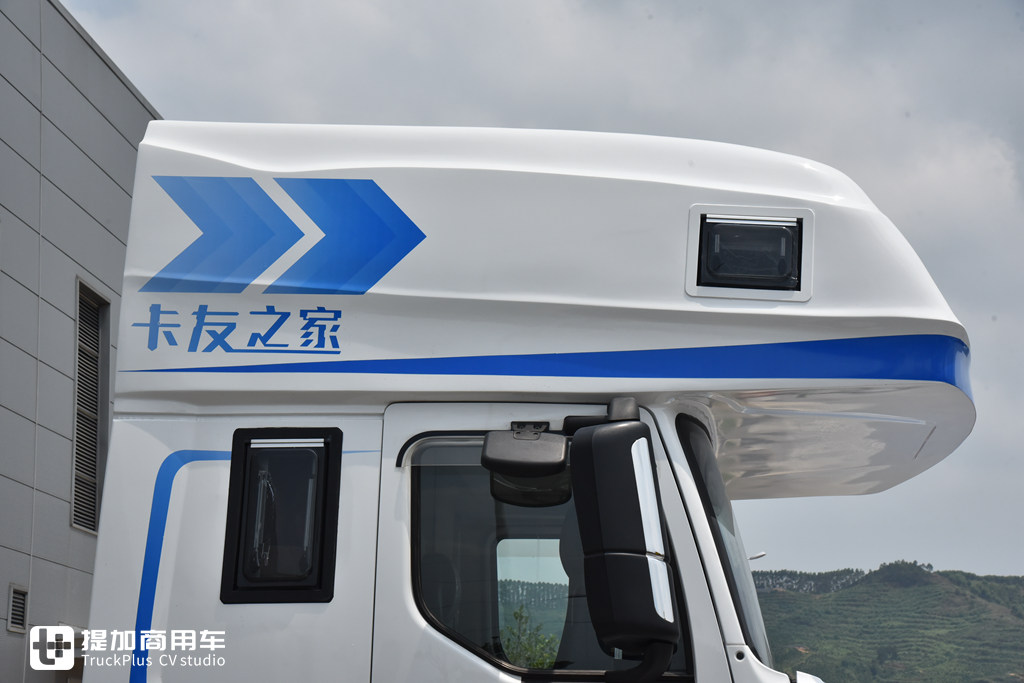 There is a double bed on the roof, complete cooking and shower facilities, real shots of Chenglong T7C RV tractor