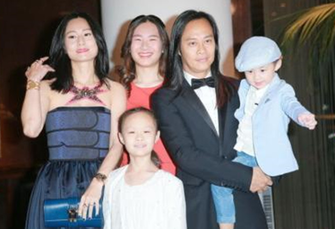 The grasshopper group Cai Yizhi celebrated their 15th wedding ...