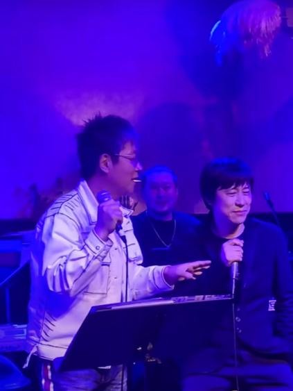 52-year-old Xie Xiaodong appeared in a bar and sang, but his clothes ...