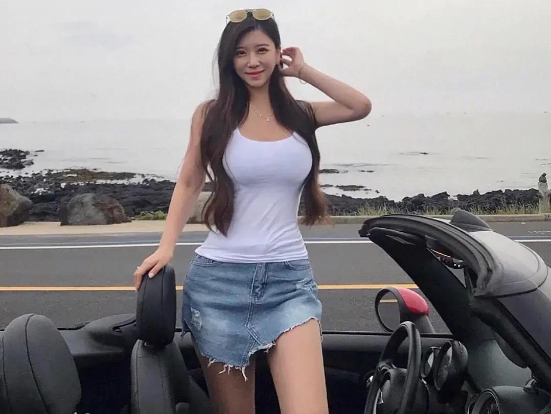 South Korean Nine Headed Body Model With A Bee Waist Buttocks Long Legs Hourglass Shaped