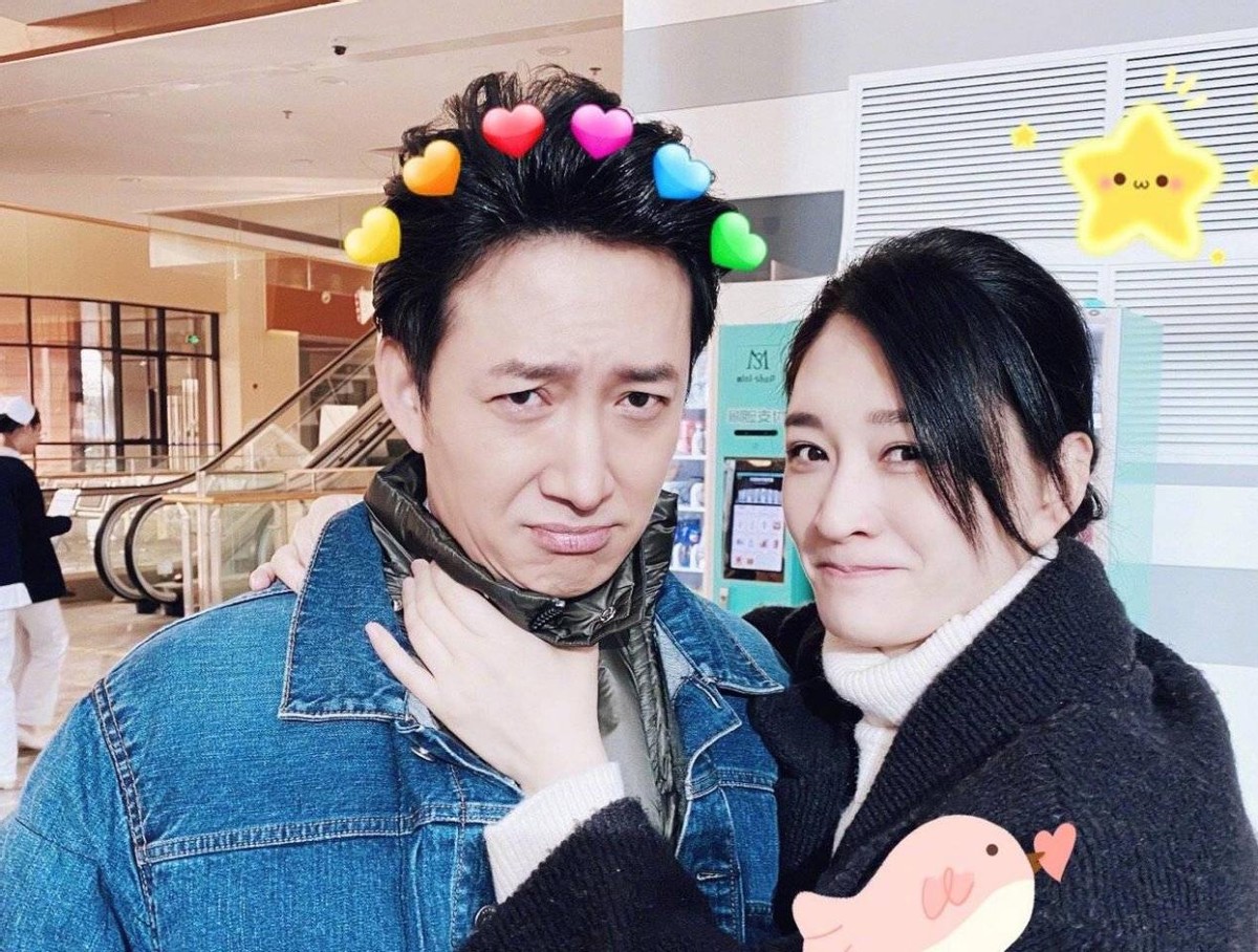 44-year-old Li Xiaoyu is too close to the actor, and the close ...