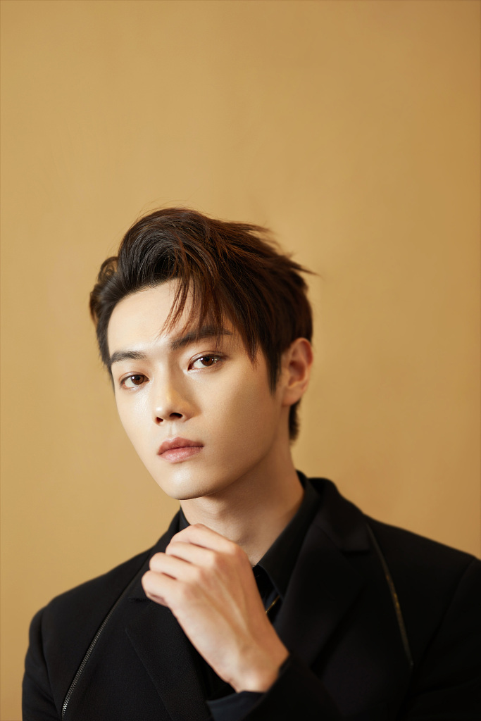 Xu Kai's black suit is superior with bright yellow brows and eyebrows ...