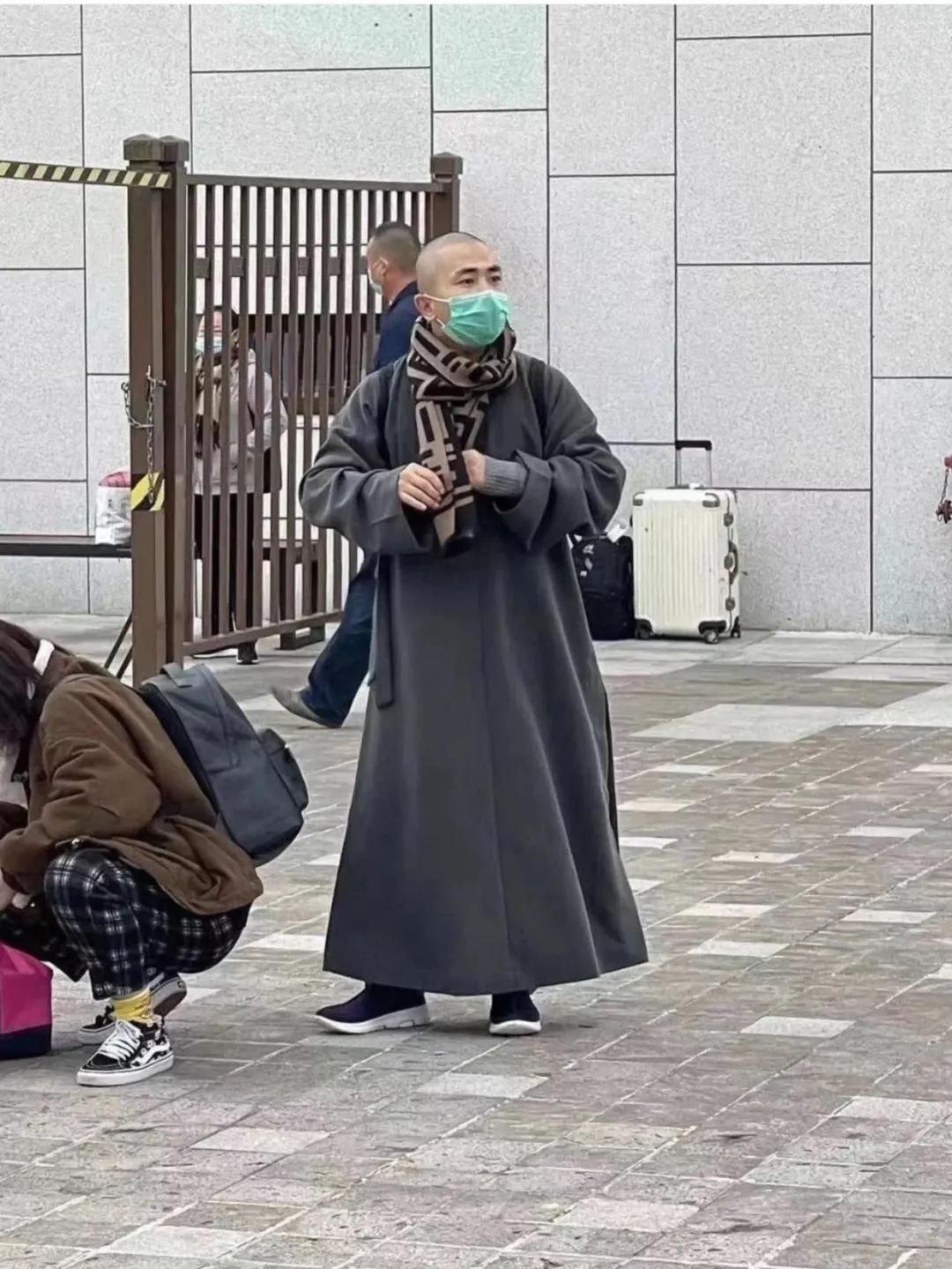 比北面还烂大街的芬迪围巾，火到连和尚都想找代购搞一条…