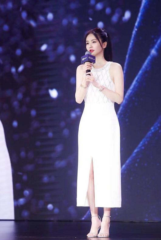 Bailu Ren Jialun also attended the event, wearing white dresses elegant ...