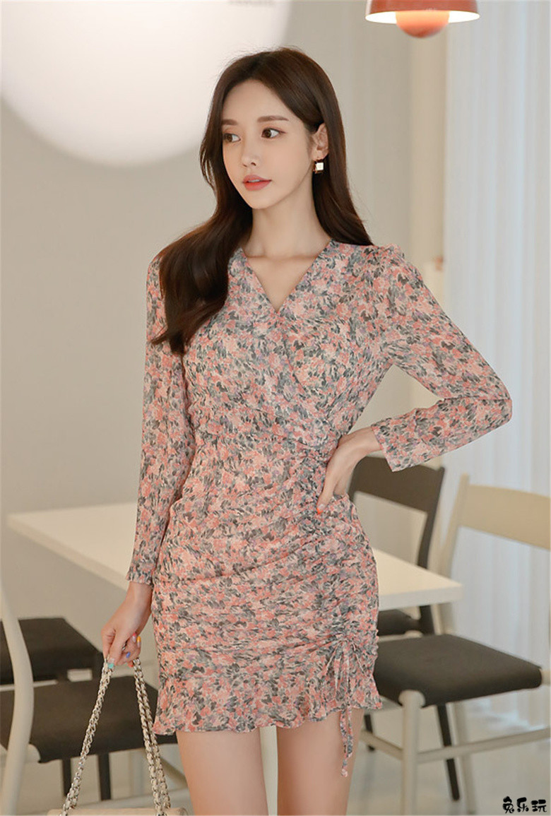 孙允珠：丹雪雅梦粉杏絮柳碎花丝纺裙