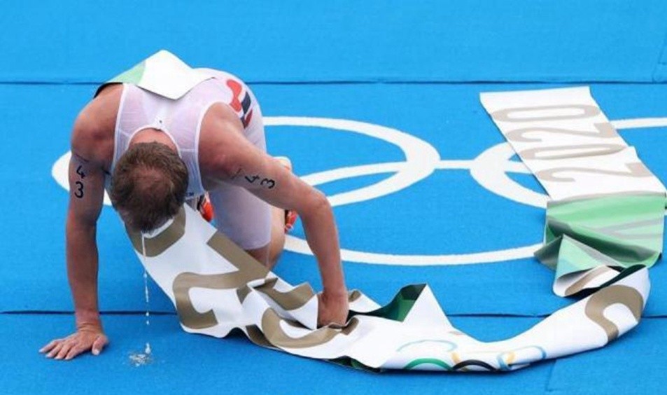 Competition in "dung water"?The Olympic athletes vomit collectively