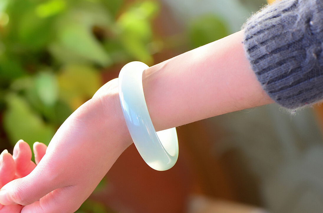 Women who wear jade bracelets for a long time will have unexpected gains in their bodies, many