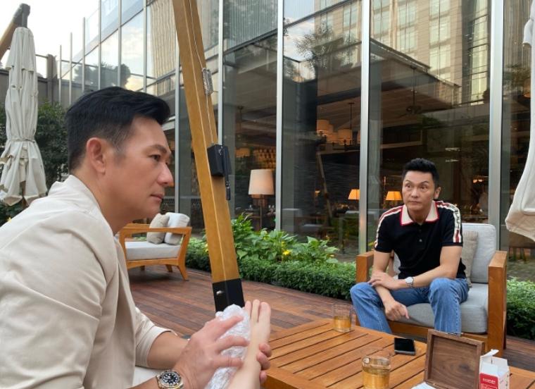 Zhang Zhaohui attended the dinner and helped his wife take off his ...