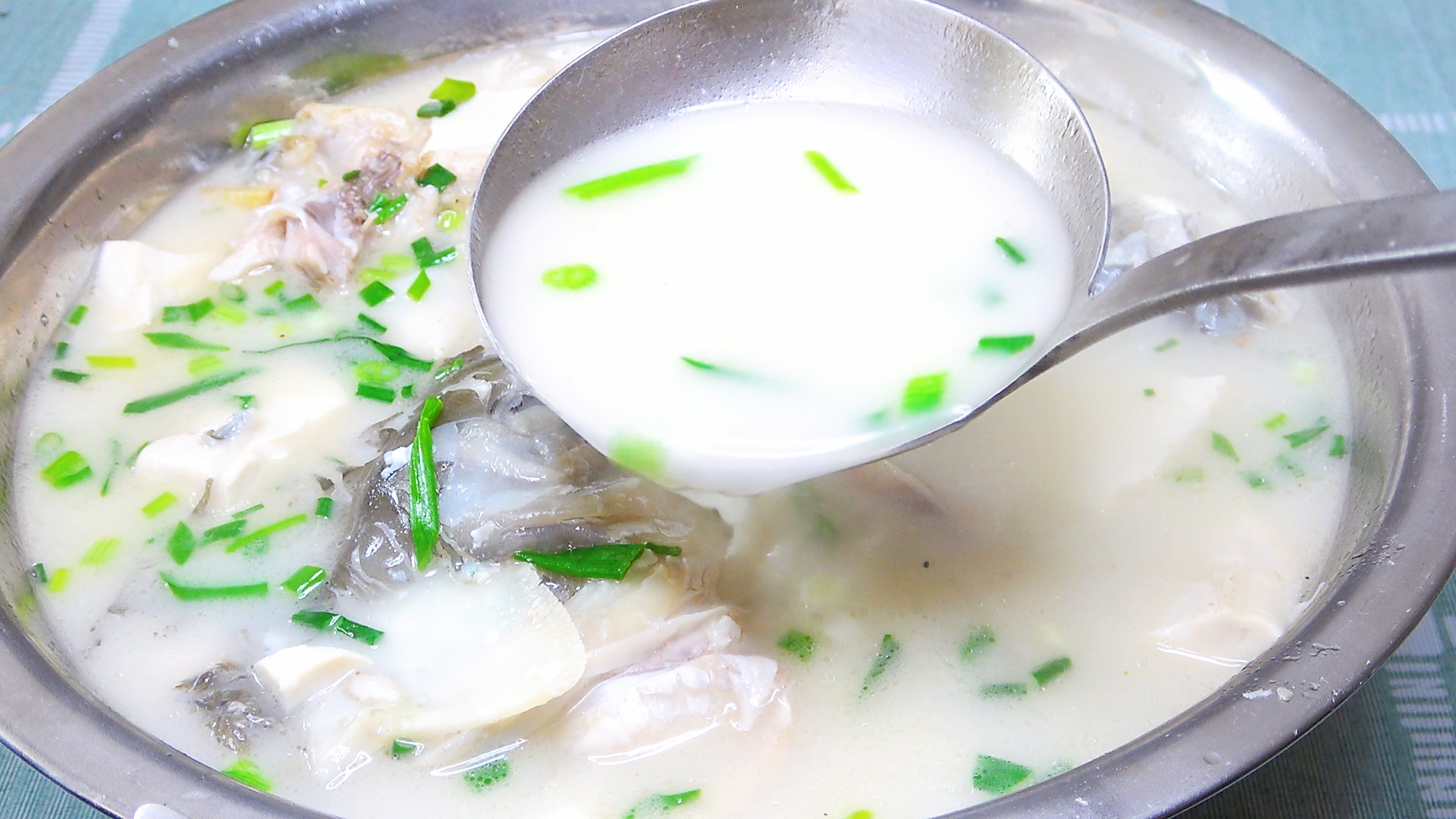 This is the correct way to make fish head soup. It is thick and white