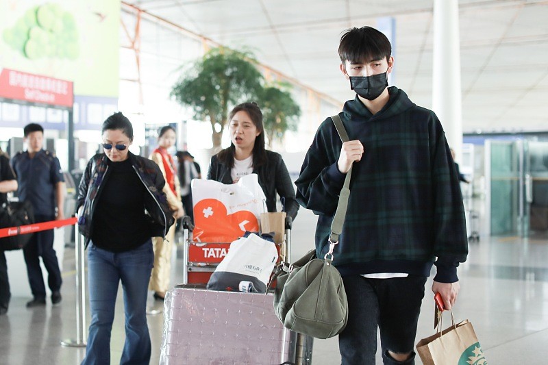 Chen Feiyu and his mother Chen Hong are walking together. The mother ...