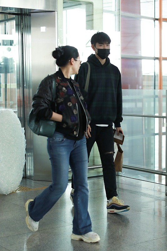 Chen Feiyu and his mother Chen Hong are walking together. The mother ...